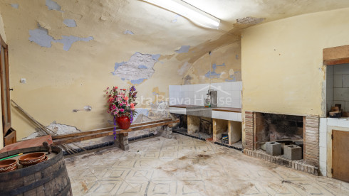 Huis te koop in Begur met tuin en renovatiepotentieel
