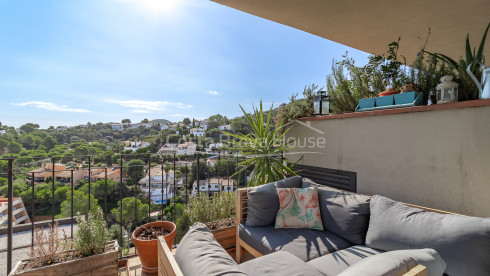 Ático con terraza, vistas al mar y licencia turística en venta en Begur