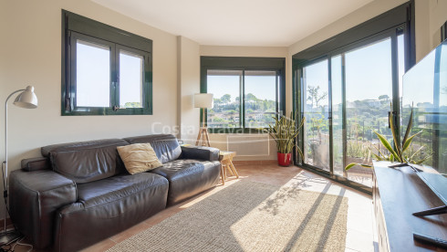 Ático con terraza, vistas al mar y licencia turística en venta en Begur