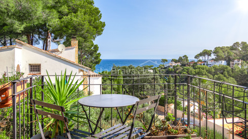 Ático con terraza, vistas al mar y licencia turística en venta en Begur