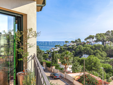 Penthouse with sea-view terrace for sale in Sa Punta (Begur) with tourist license