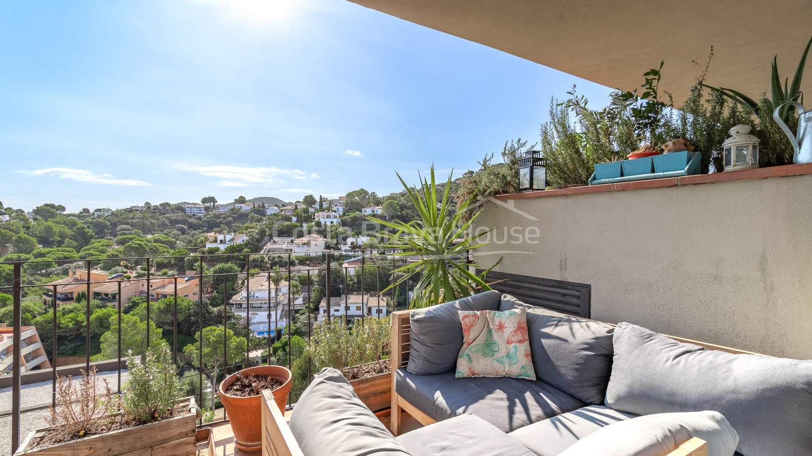 Ático con terraza, vistas al mar y licencia turística en venta en Begur