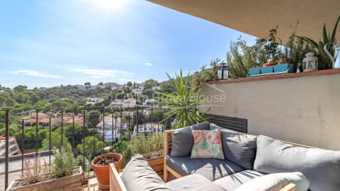 Penthouse with terrace, sea views and tourist license for sale in Begur