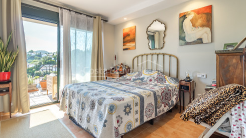 Ático con terraza, vistas al mar y licencia turística en venta en Begur