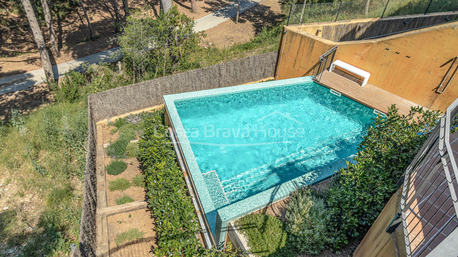 Penthouse with terrace, sea views and tourist license for sale in Begur