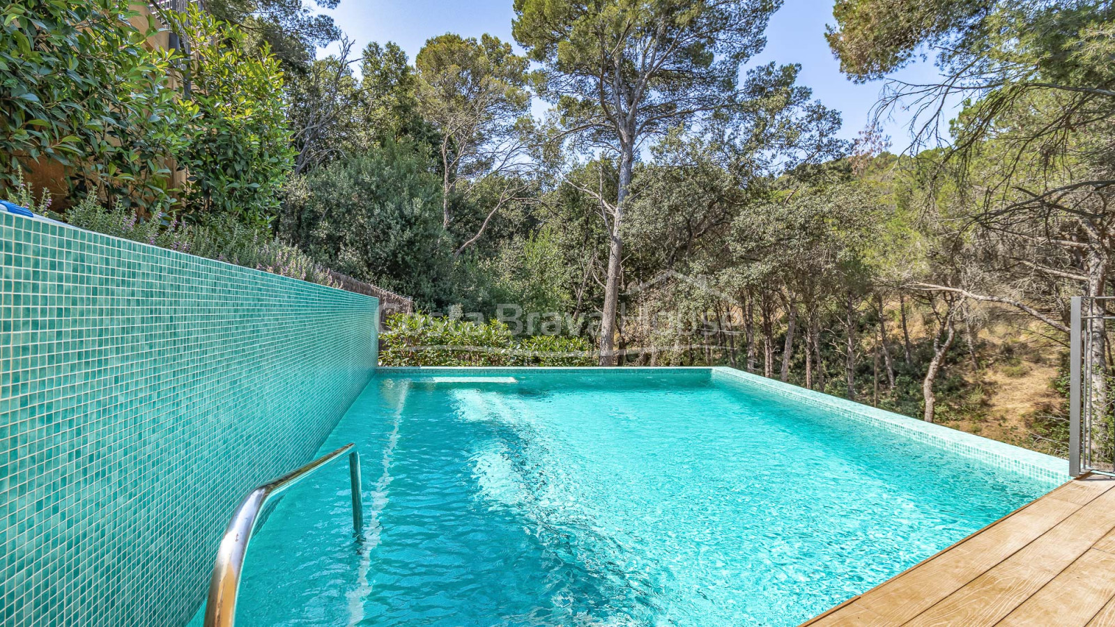 Ático con terraza, vistas al mar y licencia turística en venta en Begur