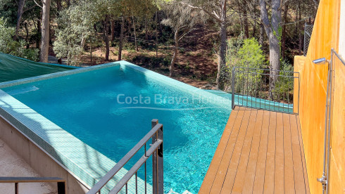 Ático con terraza, vistas al mar y licencia turística en venta en Begur