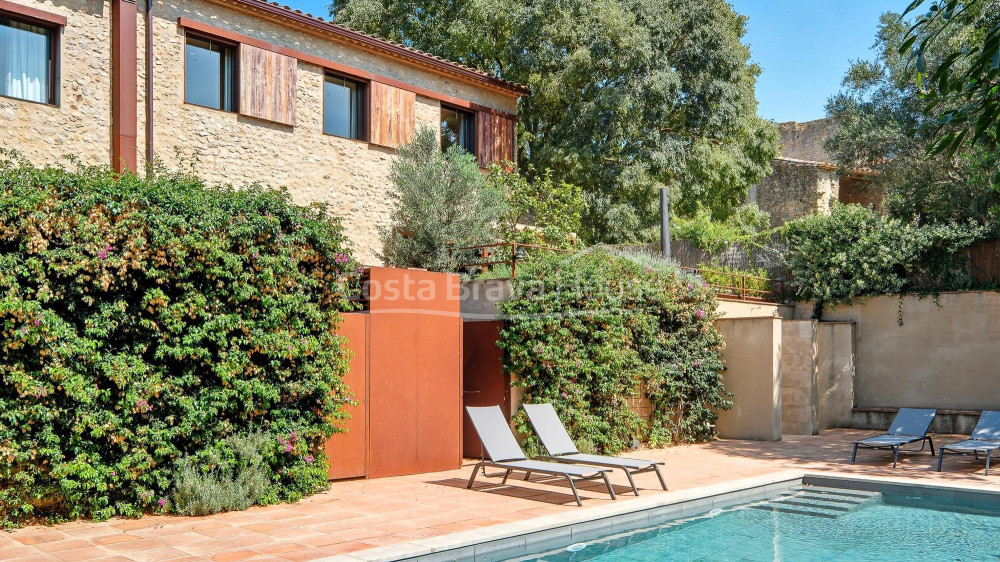 Casa en venda a Esclanyà amb disseny modern i pedra original