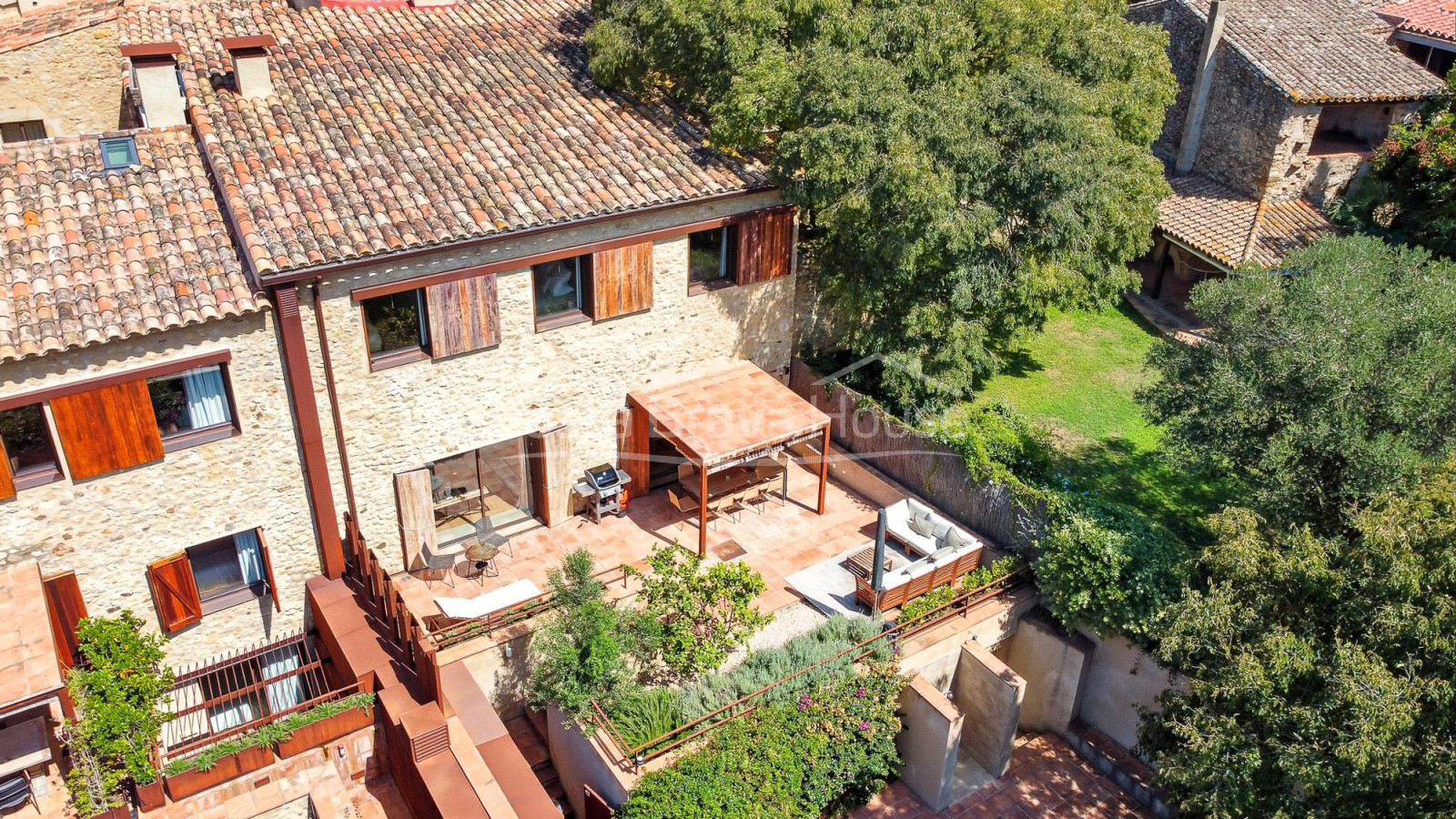 Casa en venda a Esclanyà amb disseny modern i pedra original