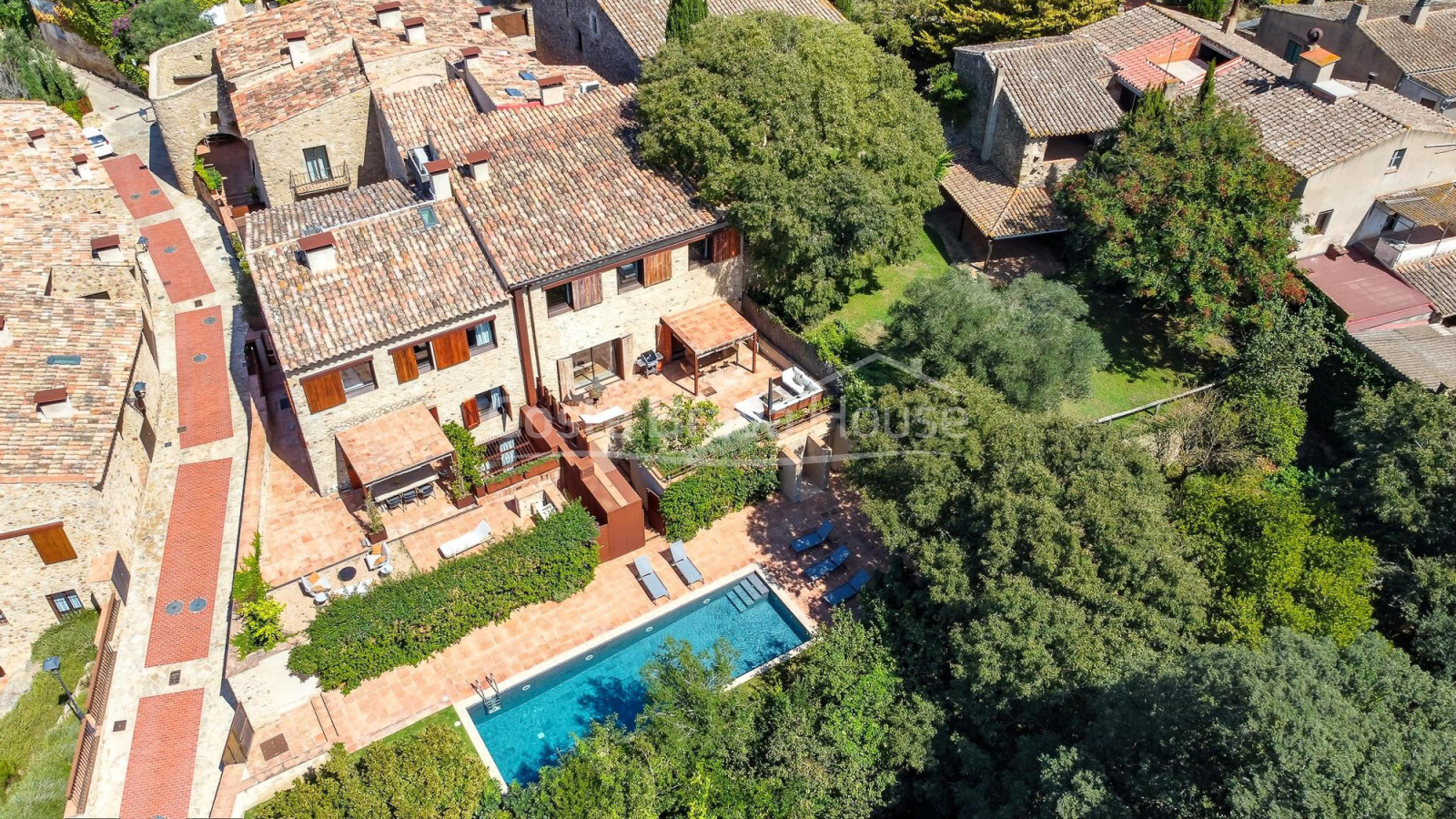 Casa en venda a Esclanyà amb disseny modern i pedra original