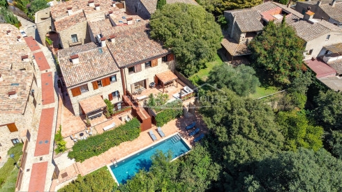 Casa en venda a Esclanyà amb disseny modern i pedra original
