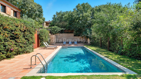 Casa en venda a Esclanyà amb disseny modern i pedra original