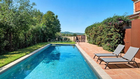 Casa en venda a Esclanyà amb disseny modern i pedra original