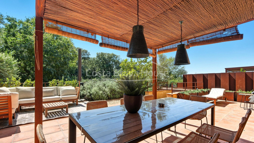 House for sale in Esclanyà with modern design and original stone