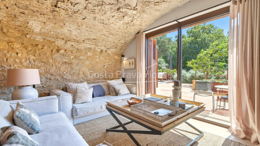 Casa en venda a Esclanyà amb disseny modern i pedra original