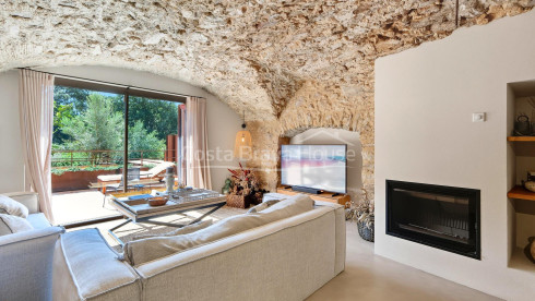 Casa en venda a Esclanyà amb disseny modern i pedra original