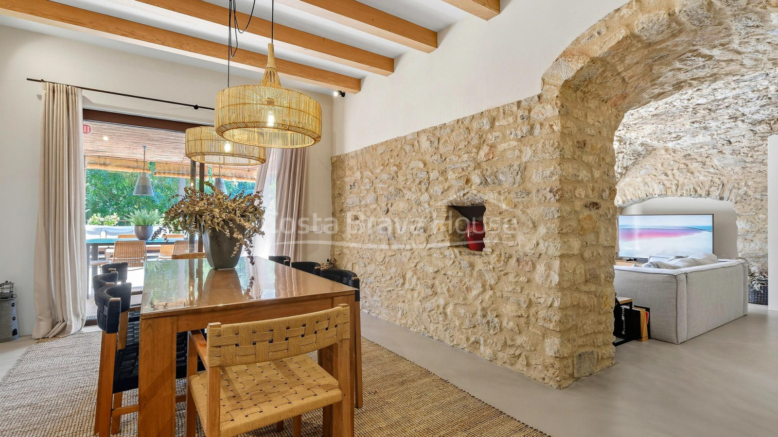 Casa en venda a Esclanyà amb disseny modern i pedra original