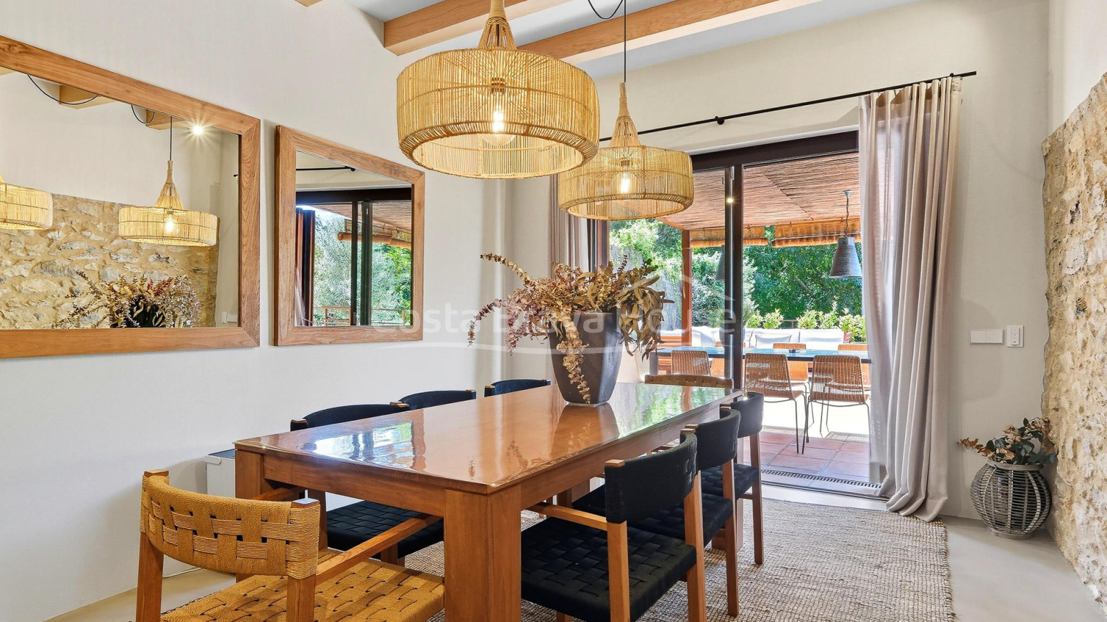 Casa en venda a Esclanyà amb disseny modern i pedra original