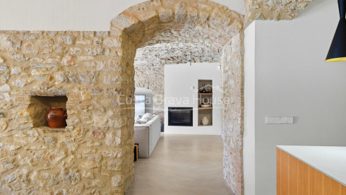 Casa en venda a Esclanyà amb disseny modern i pedra original