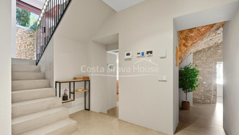 Casa en venda a Esclanyà amb disseny modern i pedra original