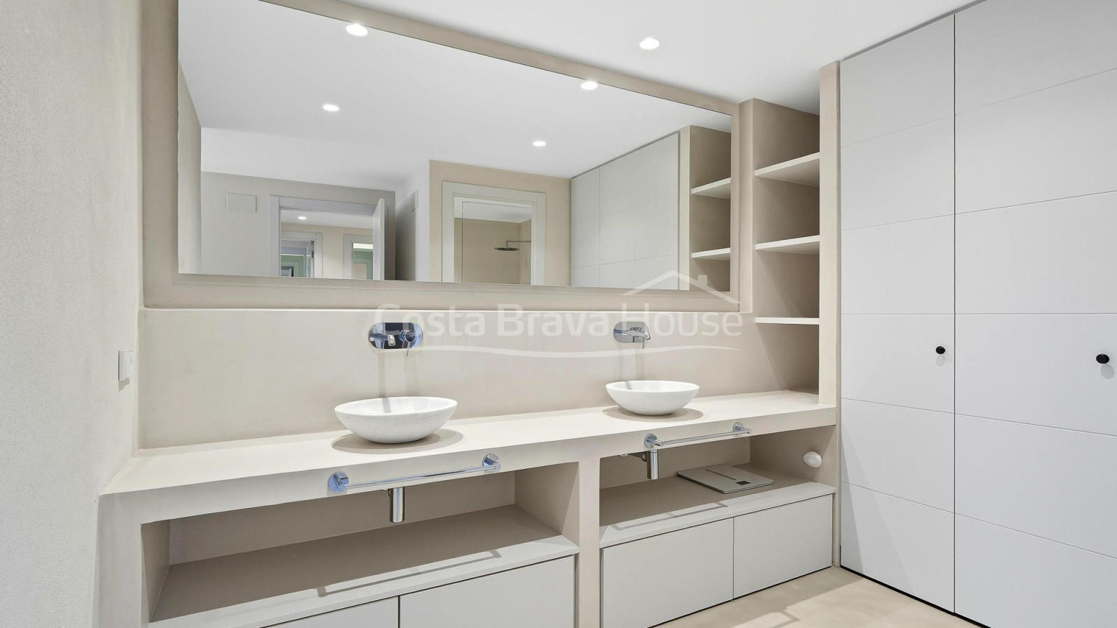 House for sale in Esclanyà with modern design and original stone