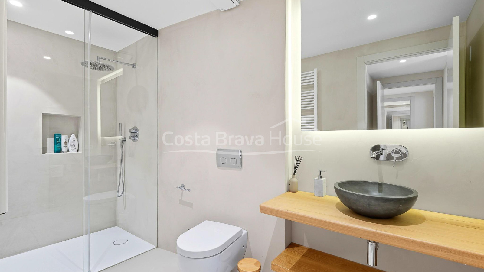 Casa en venda a Esclanyà amb disseny modern i pedra original