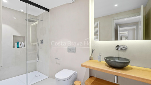 Casa en venda a Esclanyà amb disseny modern i pedra original