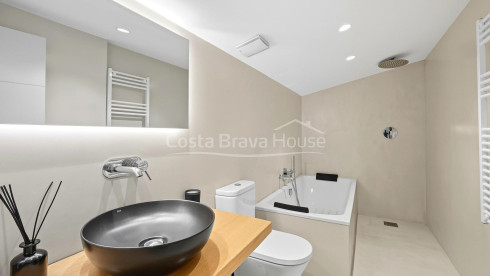 Casa en venda a Esclanyà amb disseny modern i pedra original