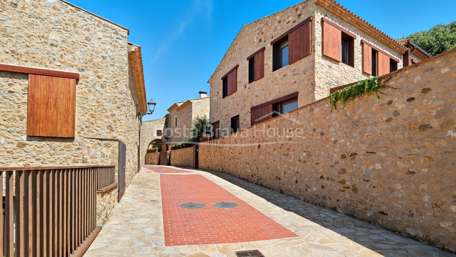 Casa en venda a Esclanyà amb disseny modern i pedra original
