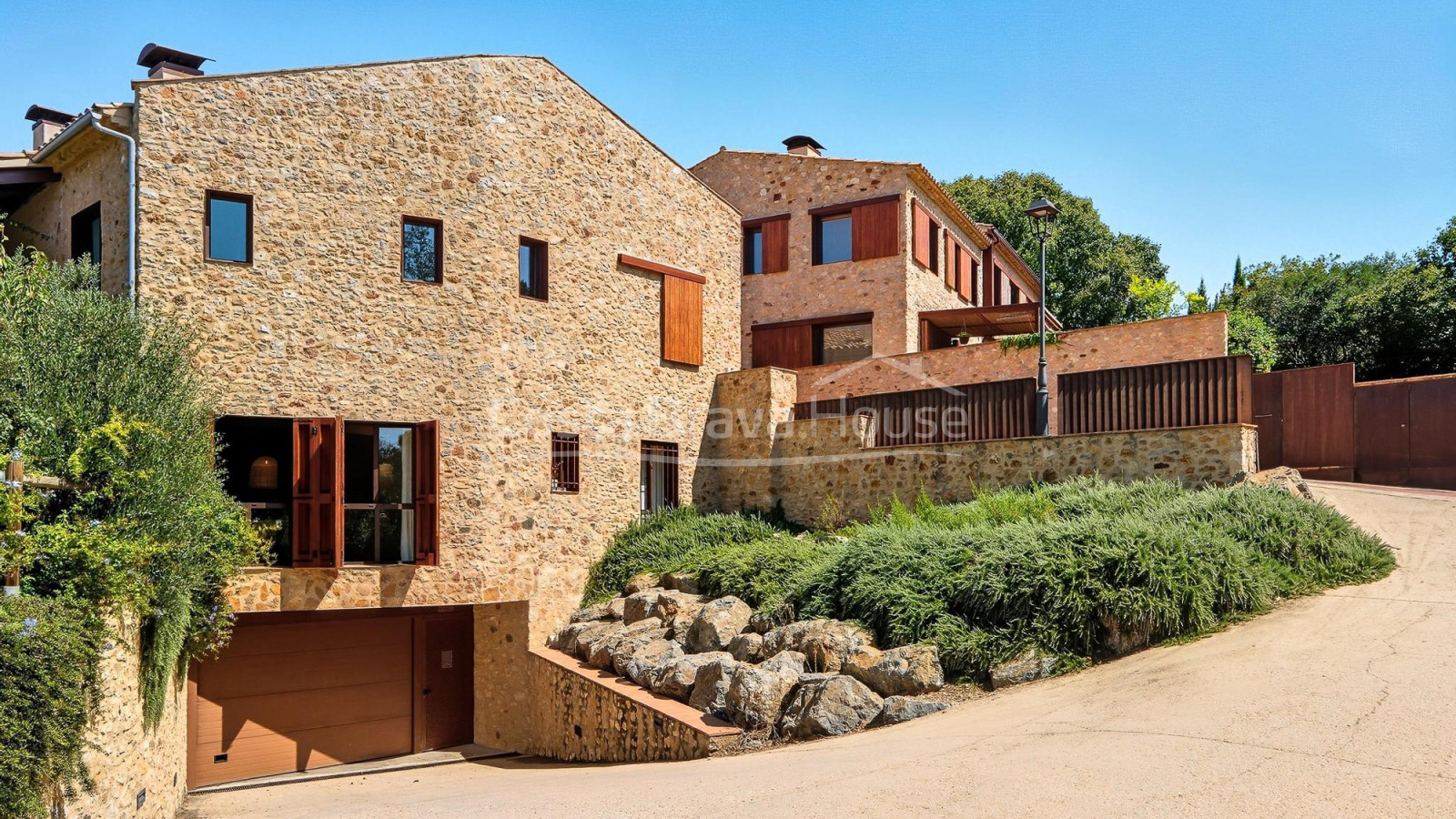 Casa en venda a Esclanyà amb disseny modern i pedra original