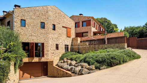 Casa en venda a Esclanyà amb disseny modern i pedra original
