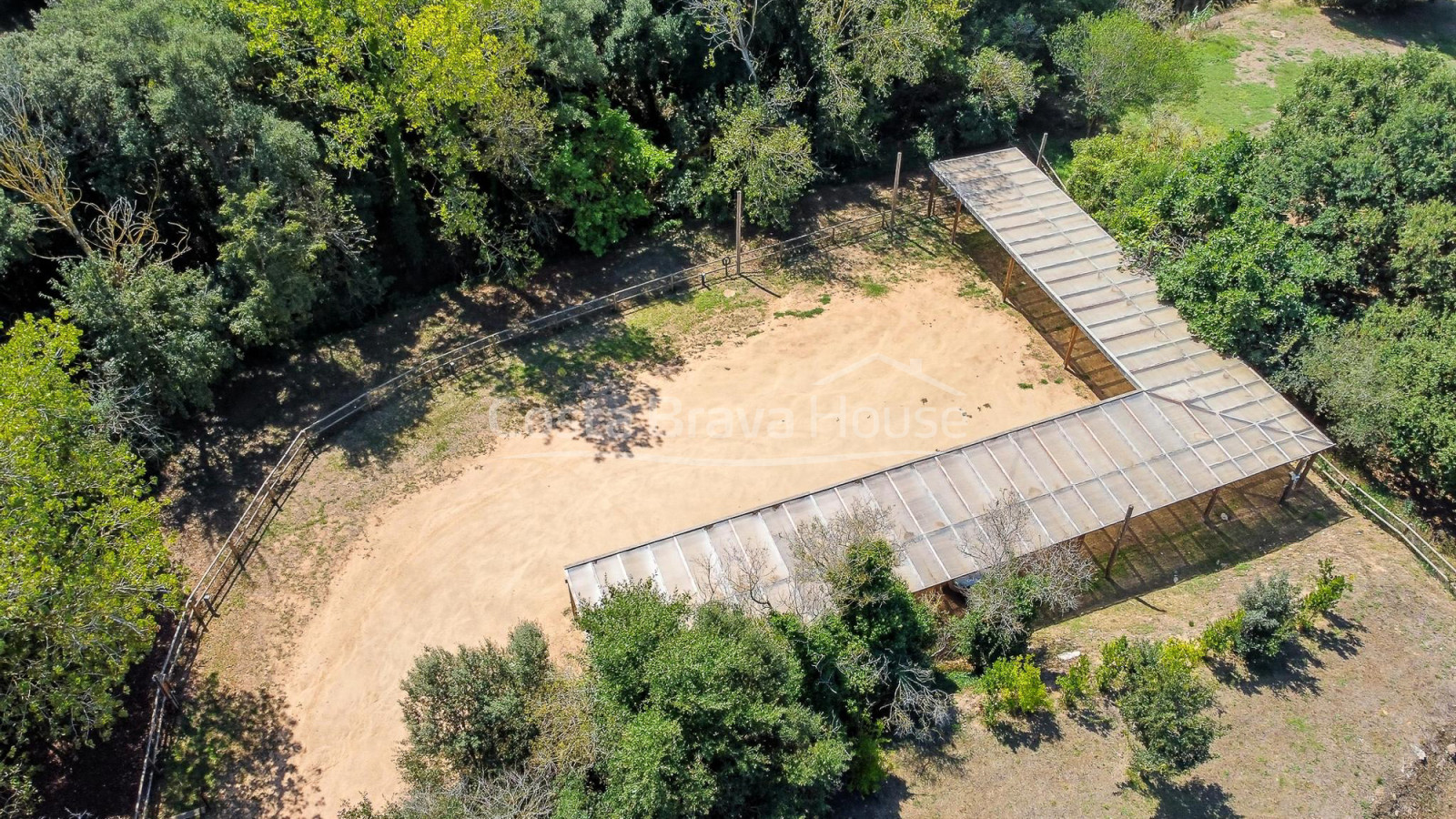 Casa en venda a Esclanyà amb disseny modern i pedra original