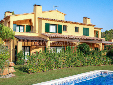 Casa con jardín privado en exclusivo complejo residencial a 400 m de la playa y el puerto de Llafranc