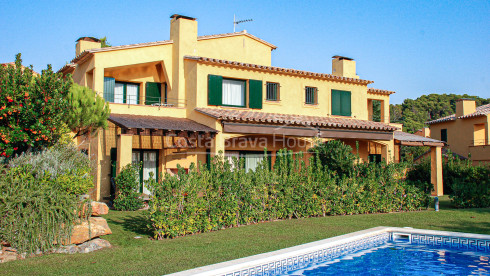 House with private garden and communal pool for sale in Llafranc