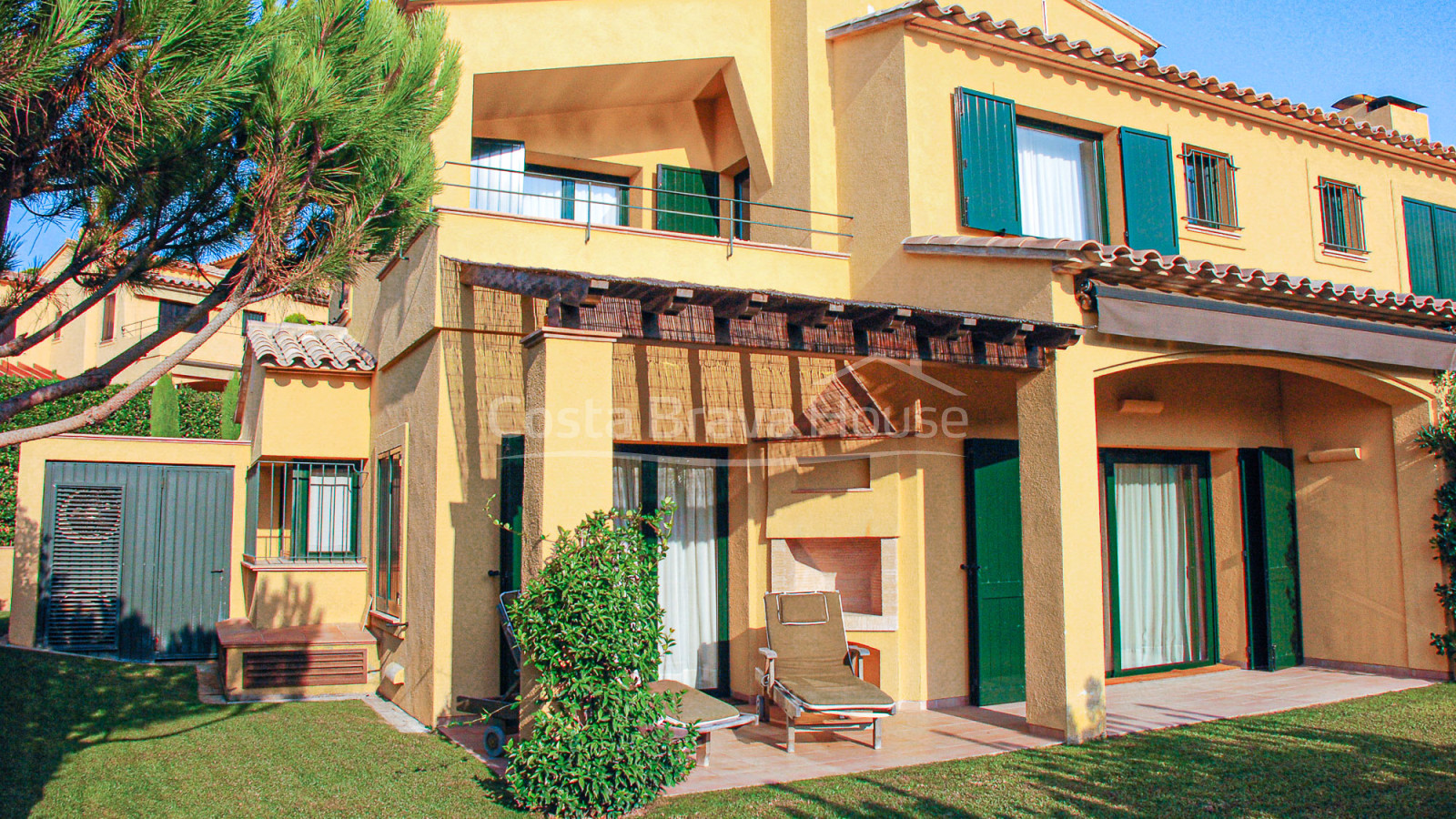 House with private garden and communal pool for sale in Llafranc