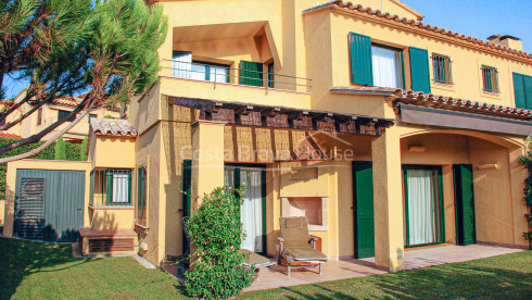 House with private garden and communal pool for sale in Llafranc