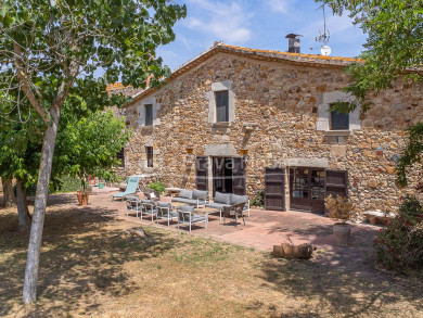 Masía catalogada del siglo XVII en venta entre Girona y la Costa Brava con jardín, piscina y encanto histórico