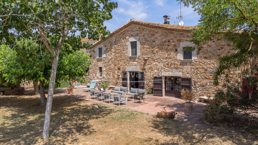 Historisch landhuis (masia) te koop in Llagostera, tussen Girona en de Costa Brava