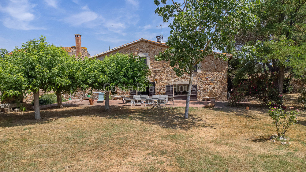 Masia històrica en venda a Llagostera entre Girona i la Costa Brava