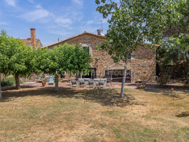 Beschermde 17e-eeuwse masia te koop tussen Girona en de Costa Brava met tuin, zwembad en historische charme