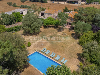 Mas catalane classée du XVIIe siècle à vendre entre Gérone et la Costa Brava avec jardin, piscine et charme historique
