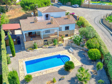 Bright villa with private pool and garden for sale 4 minutes from the beach in Sant Antoni de Calonge