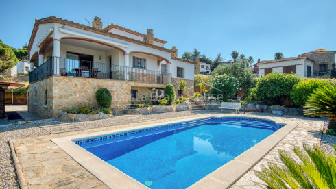 Villa à vendre à Sant Antoni de Calonge avec piscine et jardin privé