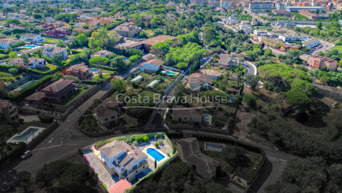 Villa for sale in Sant Antoni de Calonge with private pool and garden