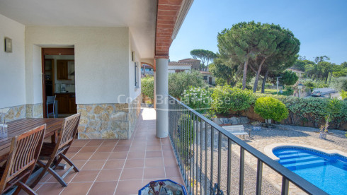 Villa en venta en Sant Antoni de Calonge con piscina y jardín privado