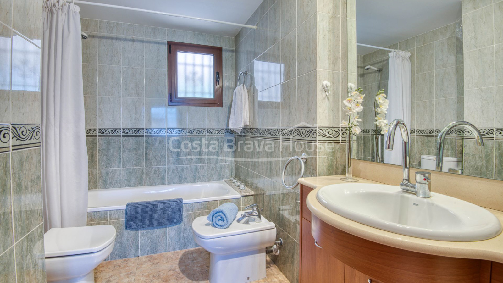 Villa en venta en Sant Antoni de Calonge con piscina y jardín privado