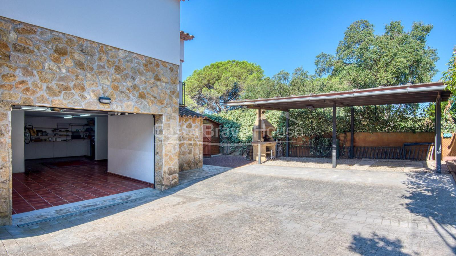 Villa for sale in Sant Antoni de Calonge with private pool and garden