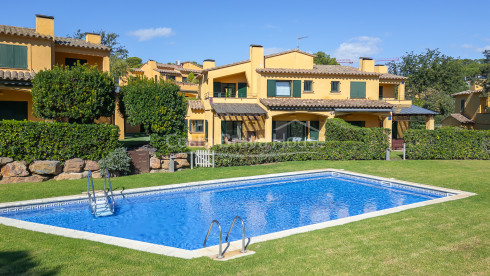 House with private garden and communal pool for sale in Llafranc