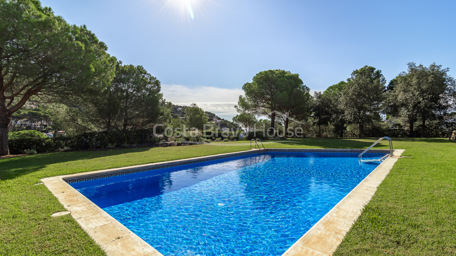 House with private garden and communal pool for sale in Llafranc