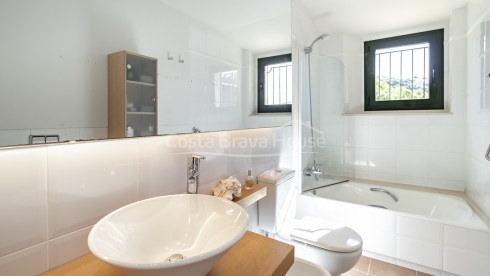 House with private garden and communal pool for sale in Llafranc